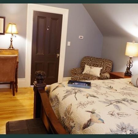 Quartermain House Bed & Breakfast Фредериктон Экстерьер фото