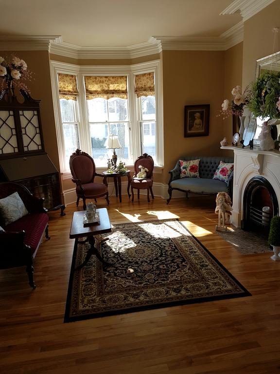 Quartermain House Bed & Breakfast Фредериктон Экстерьер фото