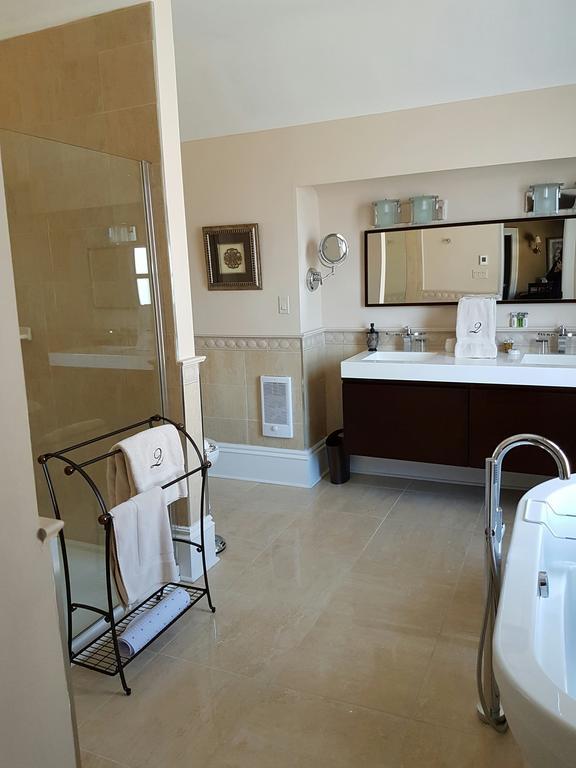 Quartermain House Bed & Breakfast Фредериктон Экстерьер фото