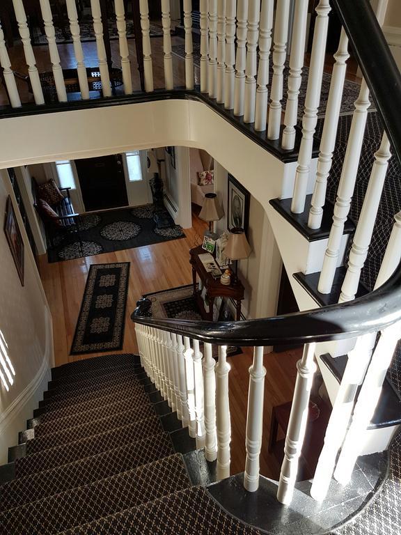 Quartermain House Bed & Breakfast Фредериктон Экстерьер фото