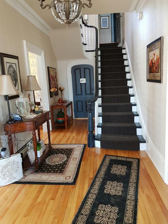 Quartermain House Bed & Breakfast Фредериктон Экстерьер фото